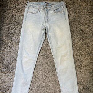 American Eagle women's light wash denim jeans with a slim, mid-rise fit a size 8